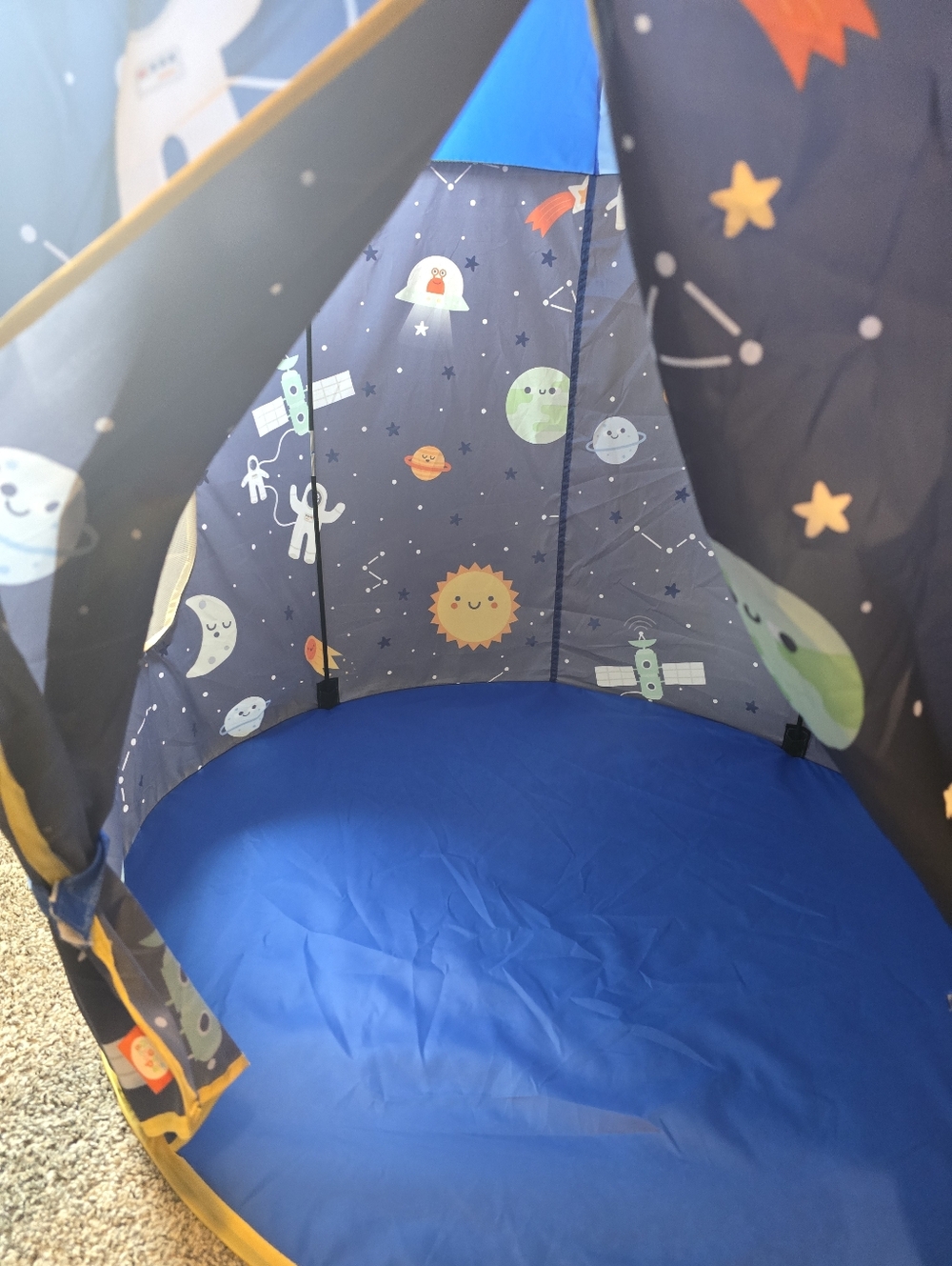 Play Tent - Space Theme - Picture 3 of 4